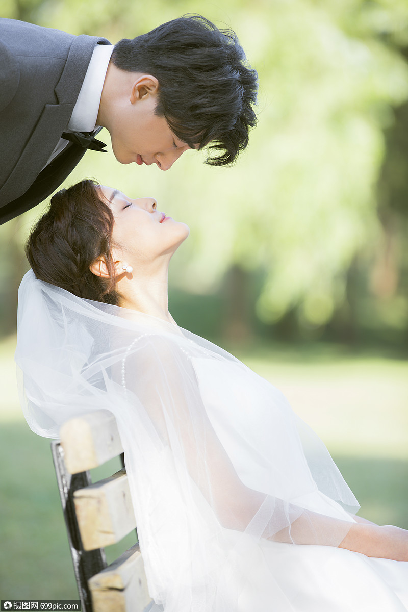 年轻夫妻户外婚纱照结婚亚洲人