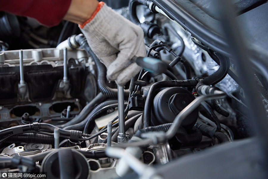 汽修工修理汽车故障排查车辆零件检查特写