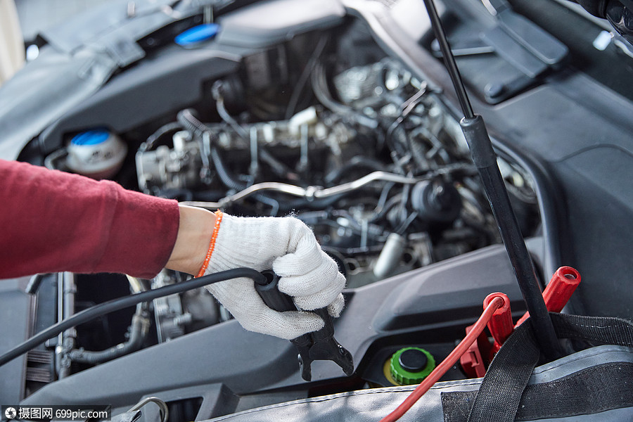 汽修工修理汽车故障排查车辆零件检查特写