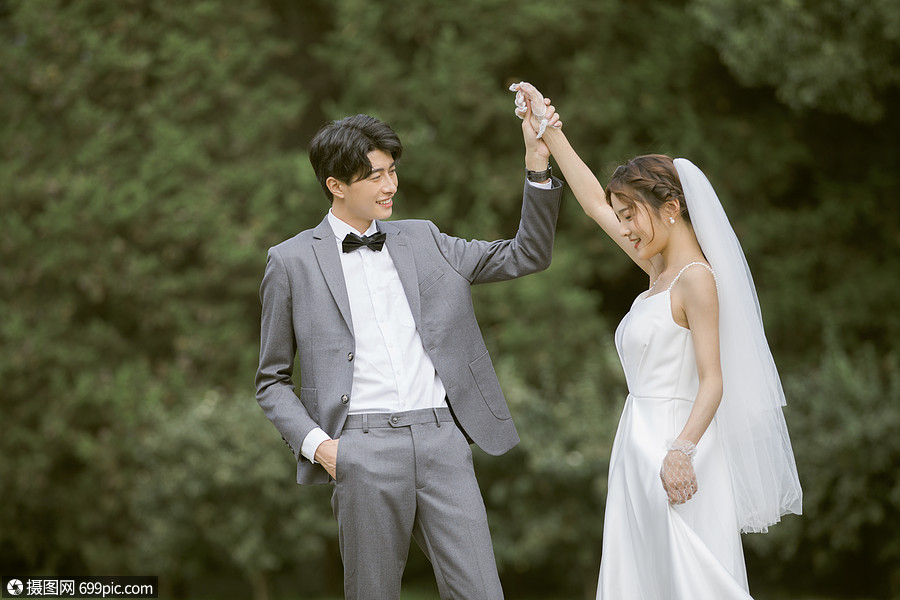 年轻情侣牵手婚纱照写真