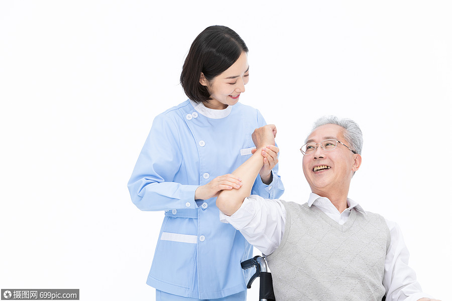 护士照顾老人按摩手臂老年疾病轮椅