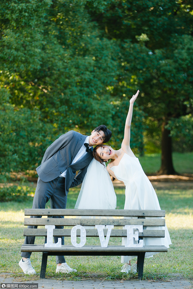 年轻情侣结婚时尚写真