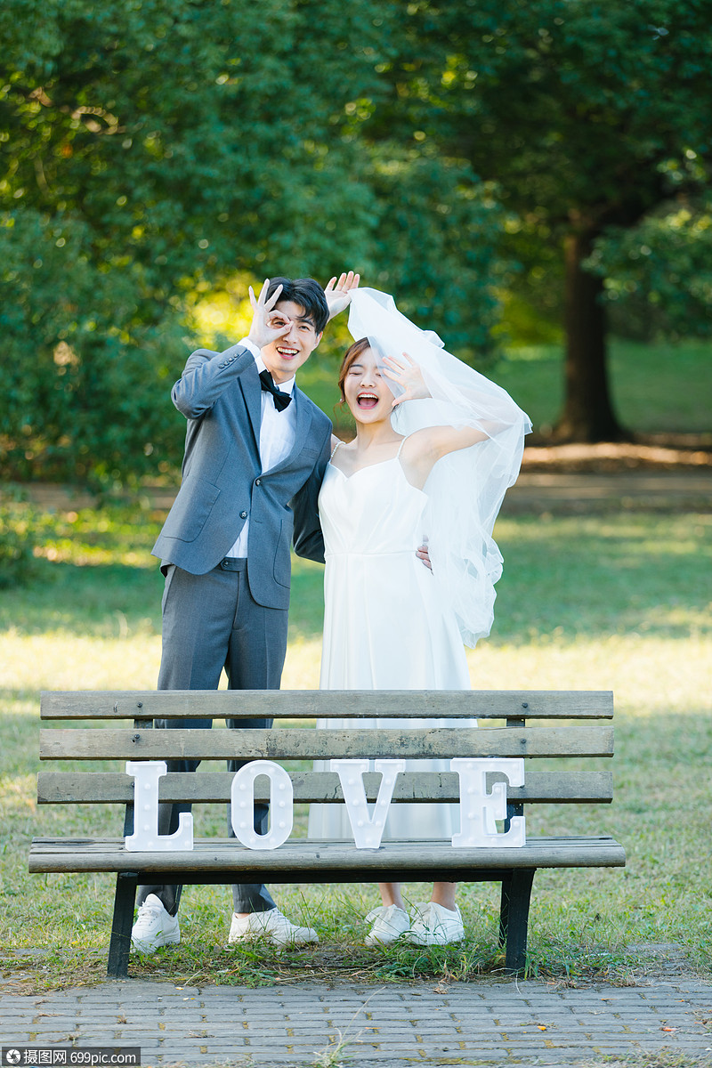 年轻情侣结婚时尚写真