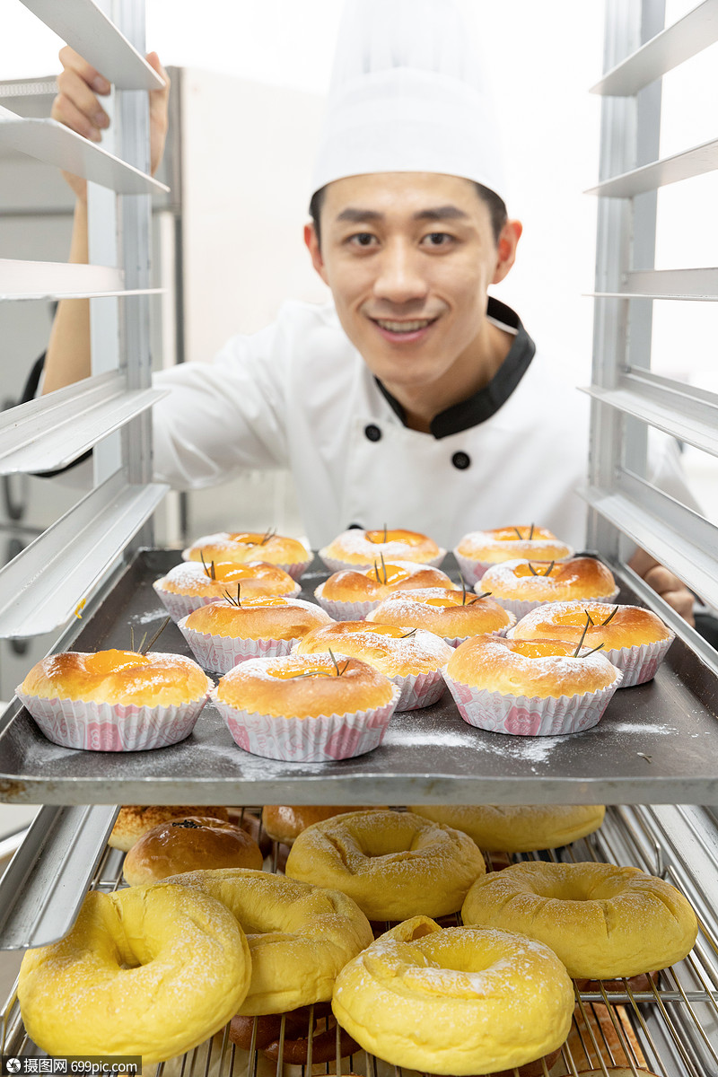 男性烘焙师烘烤面包糕点师厨师