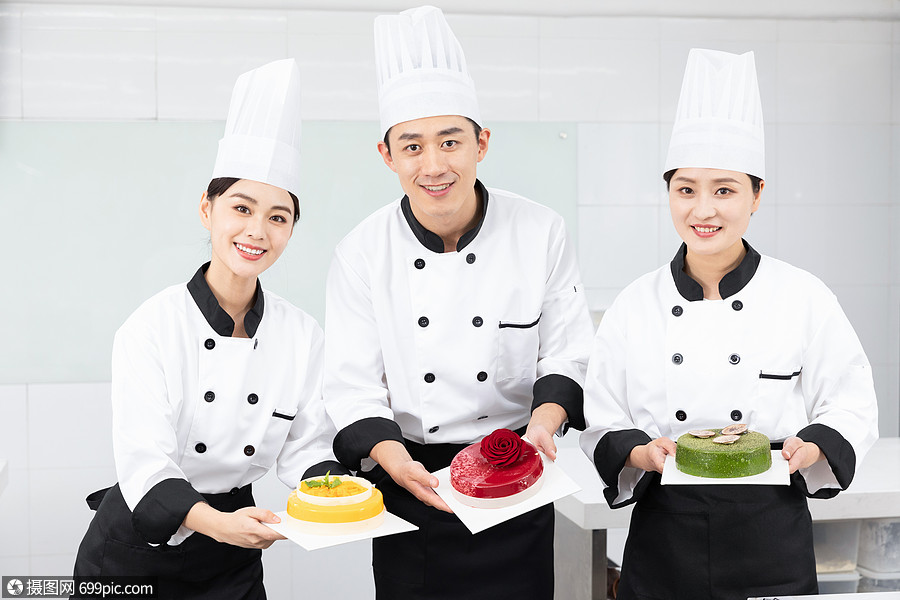 烘培学校教师学生展示生日蛋糕师傅人像