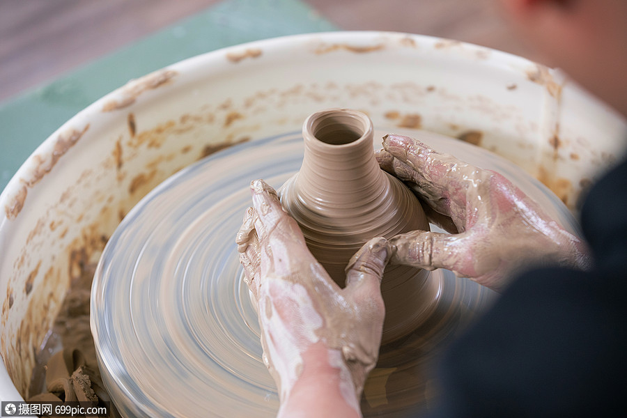 男性手工制作陶艺特写