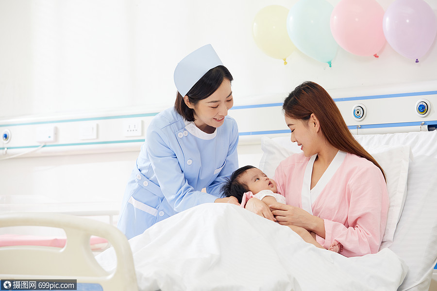 高档月子中心护工照顾婴儿和宝妈
