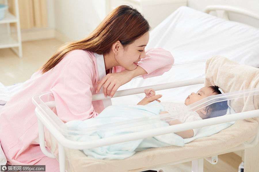 月子中心宝妈和宝宝温馨互动专业照顾