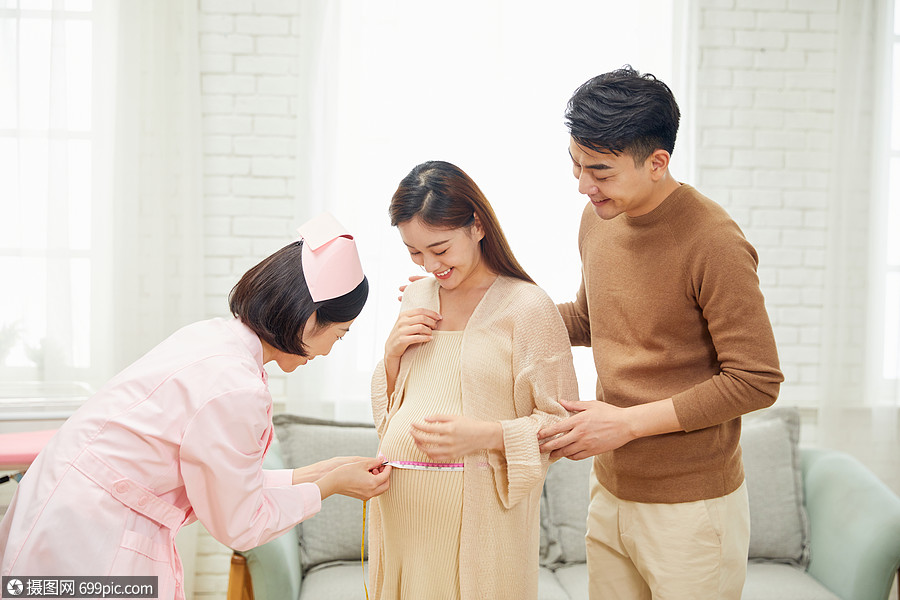 月子中心护工给待产孕妇量肚子维度
