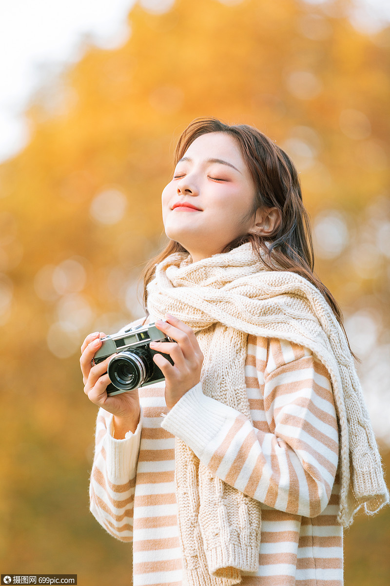 清新可爱美女拿相机拍照