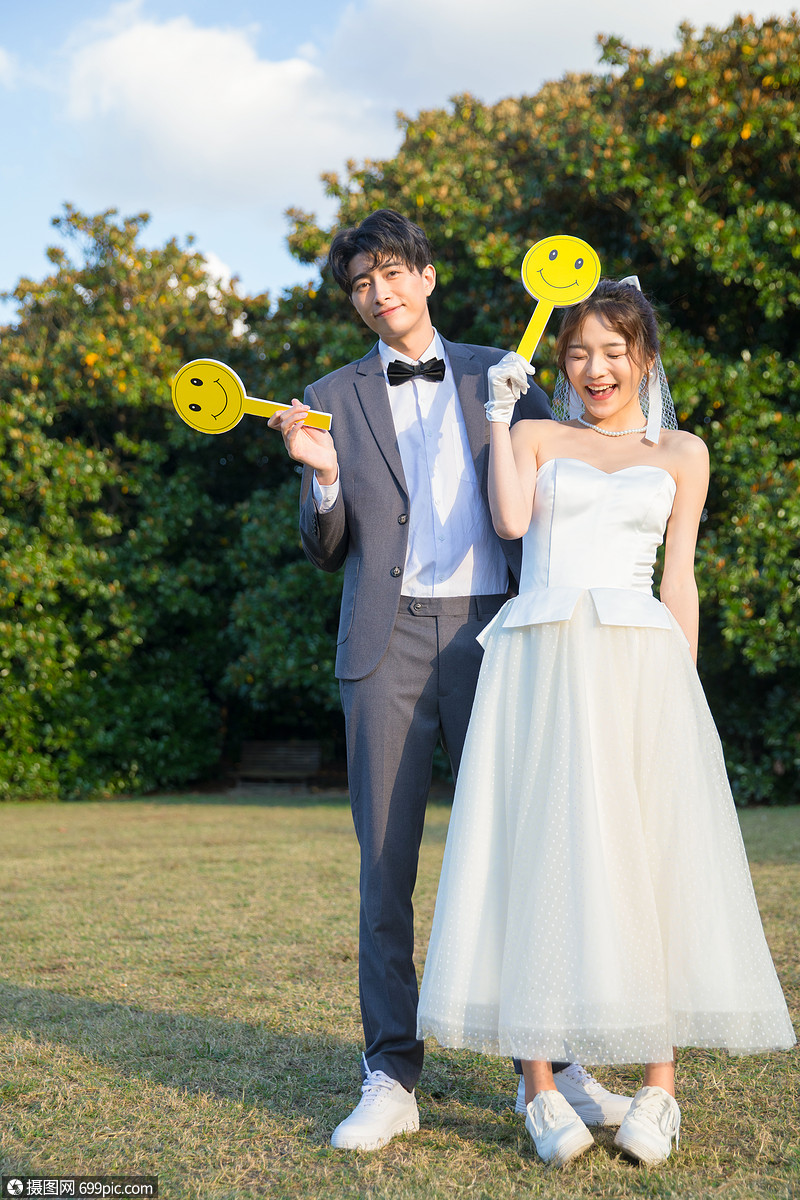 照片 人物情感 浪漫户外时尚情侣婚纱写真.jpg