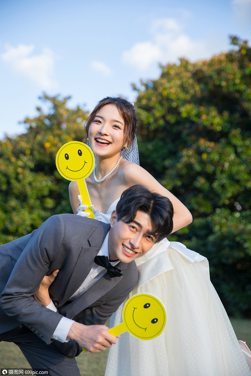 照片 人物情感 人物 浪漫户外时尚情侣婚纱写真.jpg