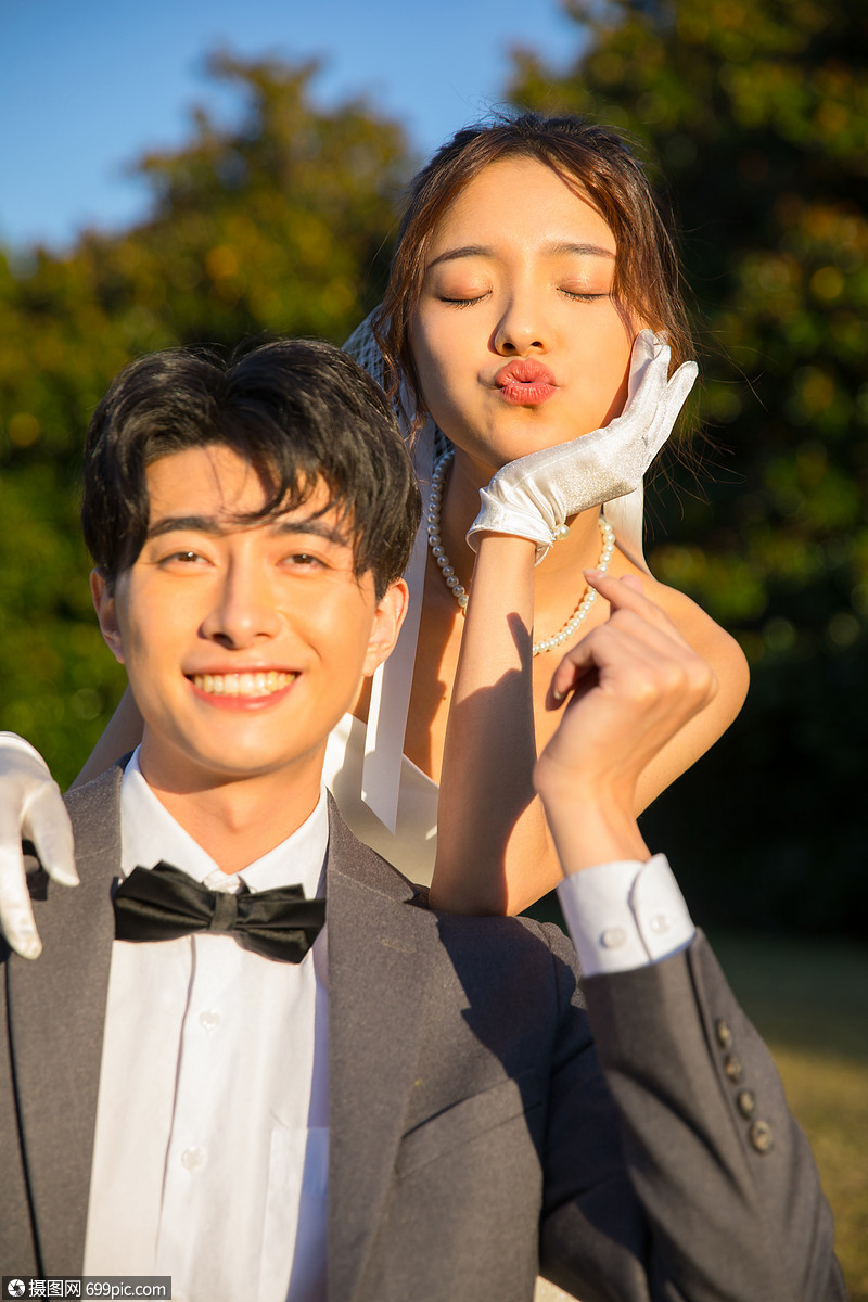 夕阳下的浪漫情侣婚纱写真结婚模特