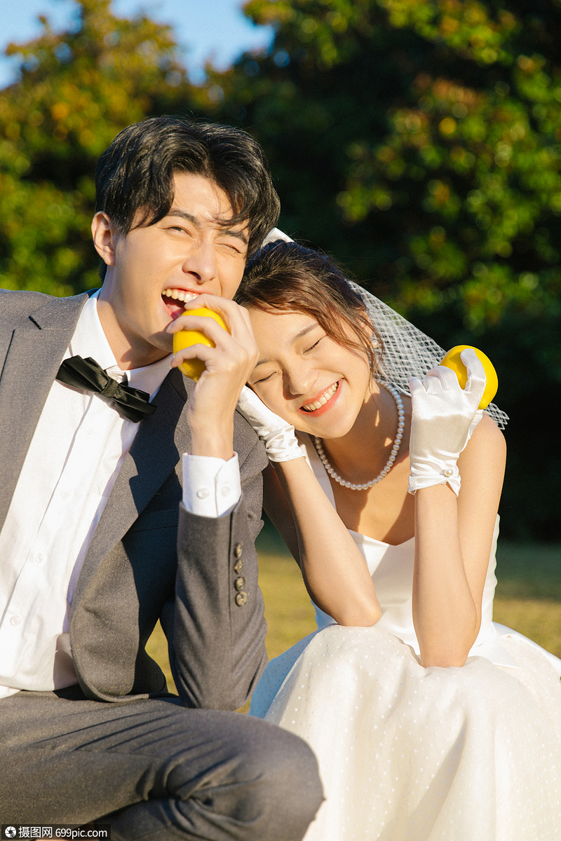 户外情侣俏皮婚纱照模特新郎