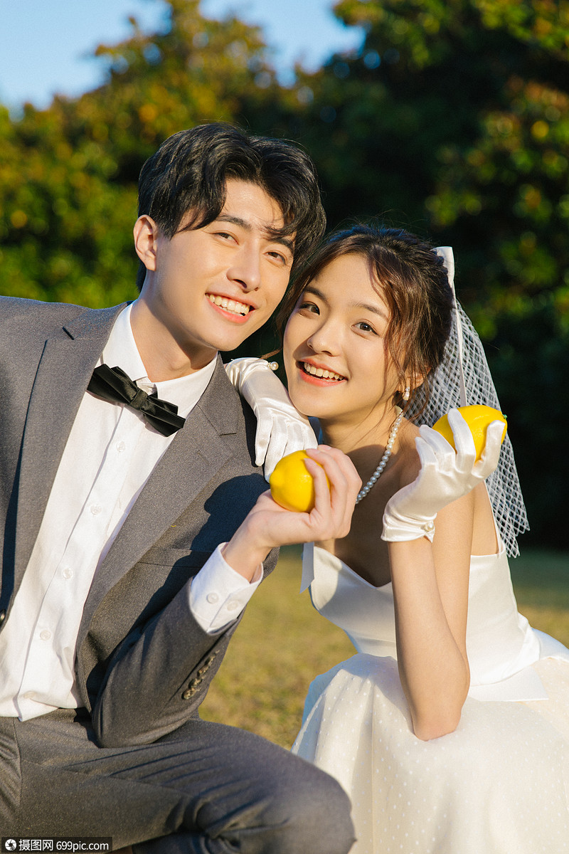 户外情侣俏皮婚纱照