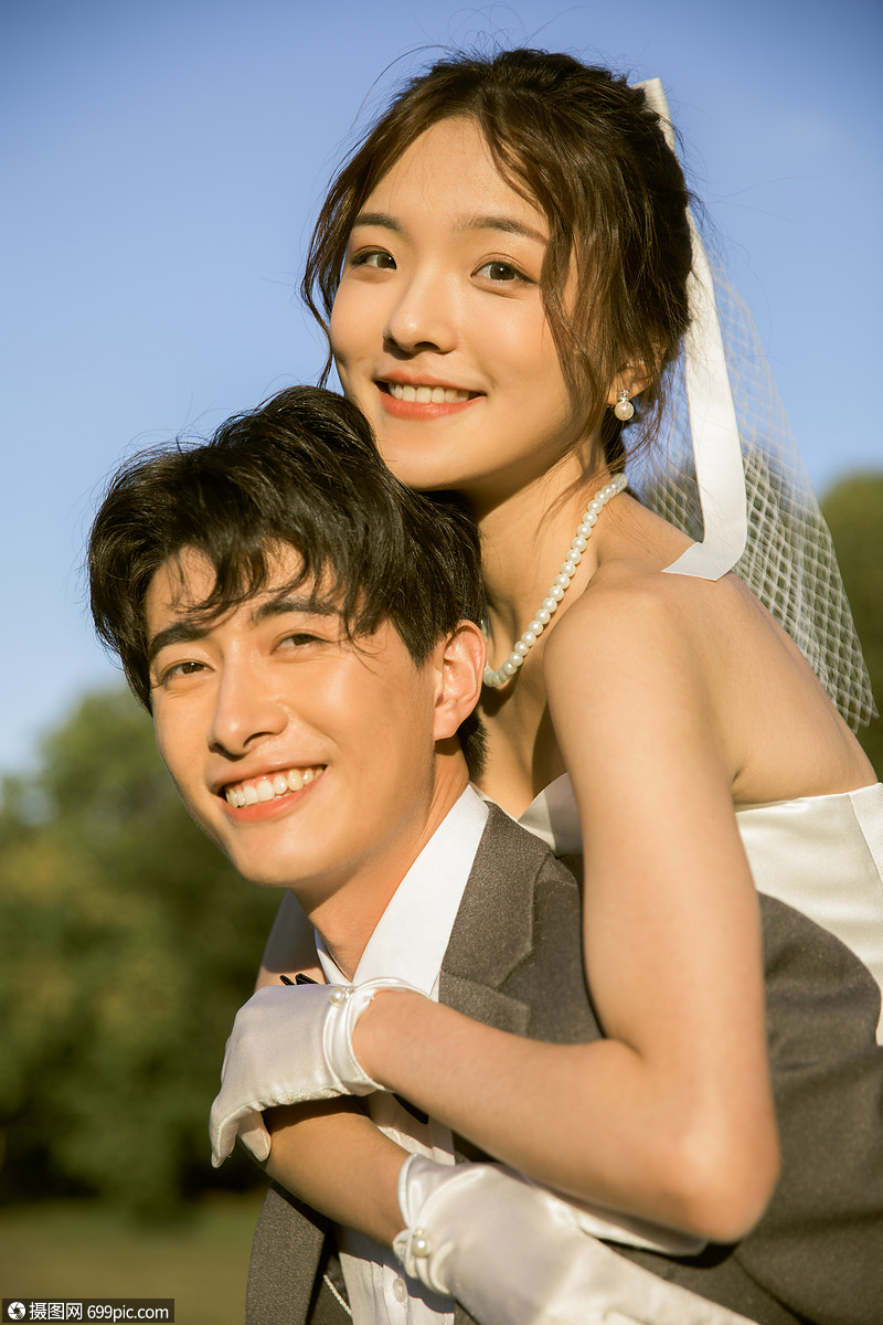 夕阳下的浪漫情侣婚纱写真