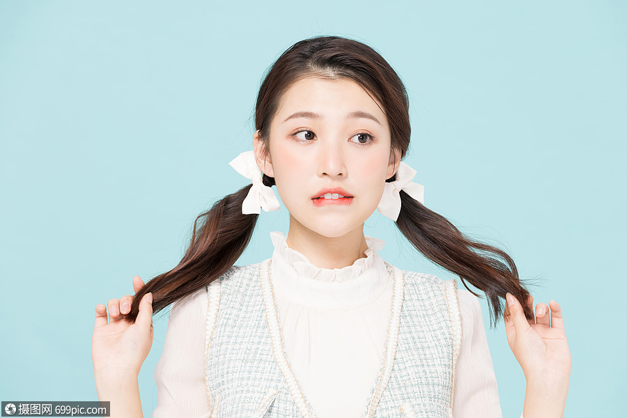 韩系双马尾可爱少女抓辫子