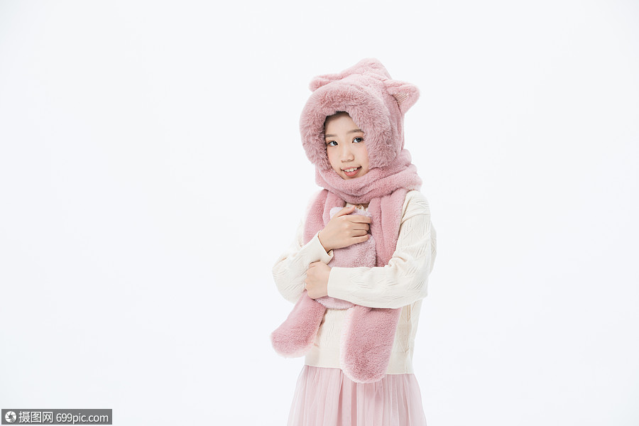 戴围巾的女孩抱着热水袋黄种人女生