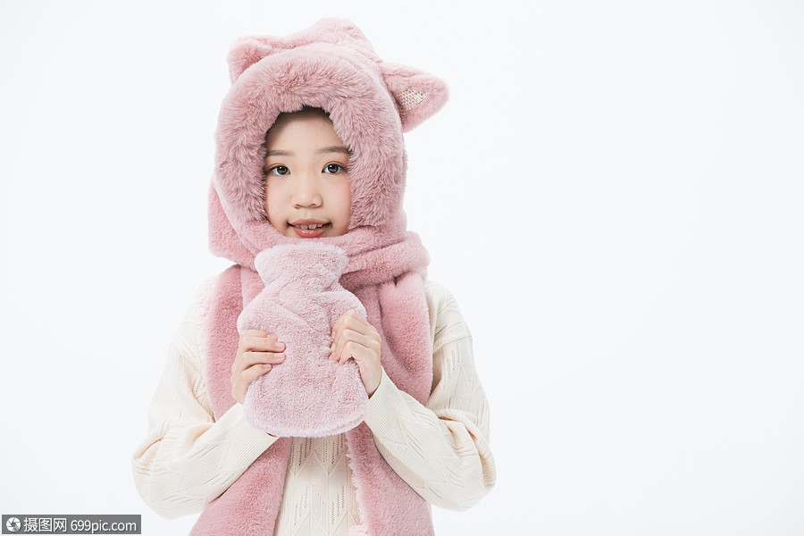 戴围巾的女孩抱着热水袋小学生亚洲人