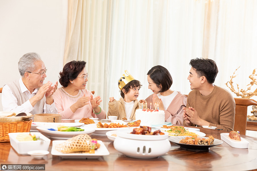一家人为小寿星唱生日歌家庭聚会家庭