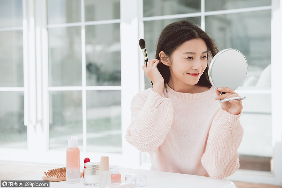 美女独居单身生活化妆照镜子
