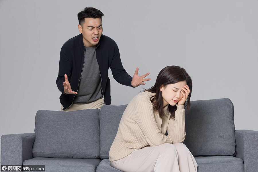 夫妻两人吵架男性怒吼