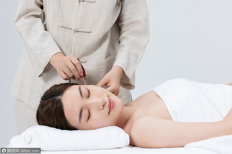 摄图网>照片>职业形象>女性放松享受采耳服务.jpg>