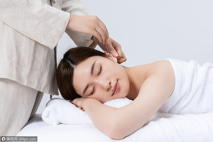 照片 职业形象 情人节 青年女性享受采耳服务.jpg