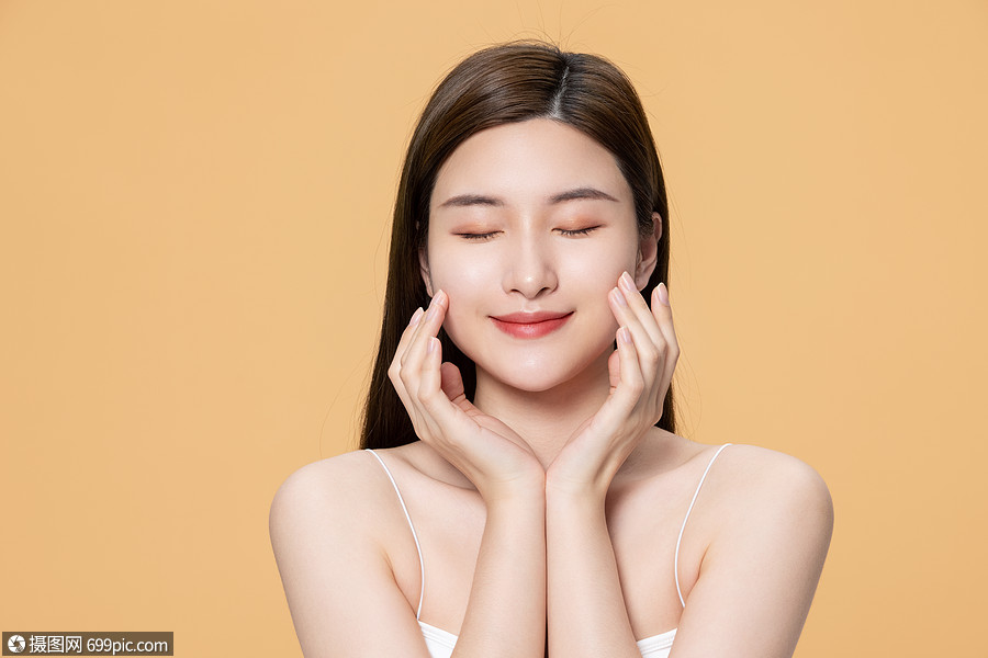 闭眼微笑的美女青年女性美容
