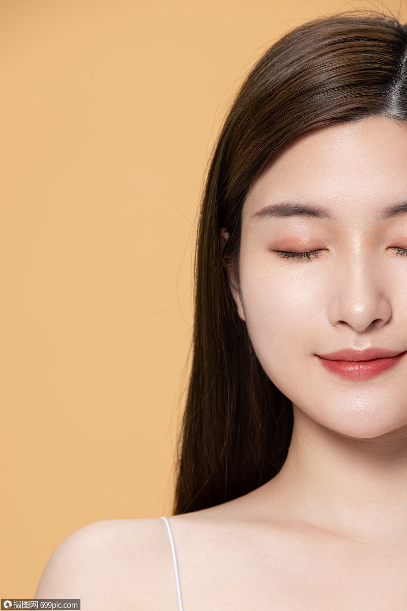 摄图网>照片>人物情感>闭眼微笑的美女头部特写.jpg>