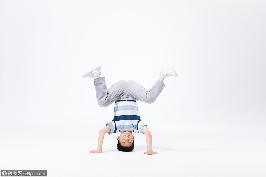 街舞儿童展示breaking技巧地板舞