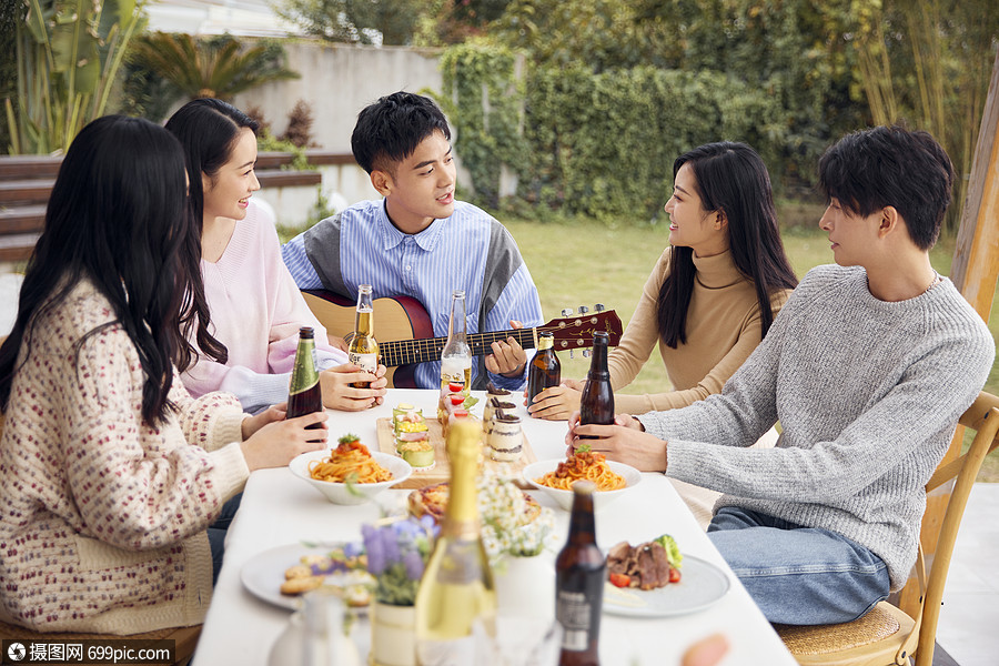 年轻人户外聚会社交黄种人