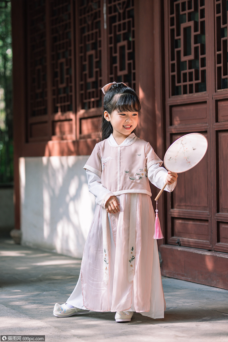 汉服中国风儿童拿扇子逛公园玩耍古风唐装