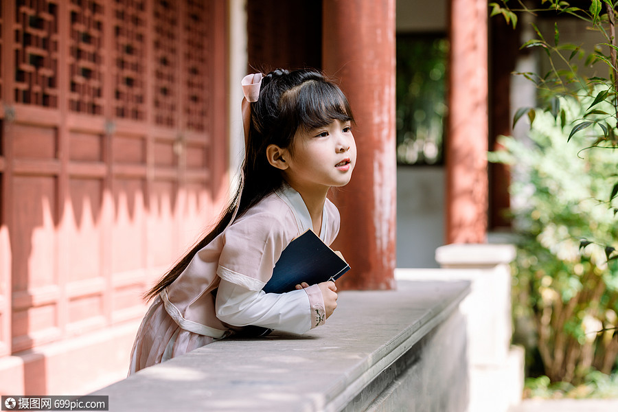 汉服儿童坐在公园庭院里看书女孩东方人
