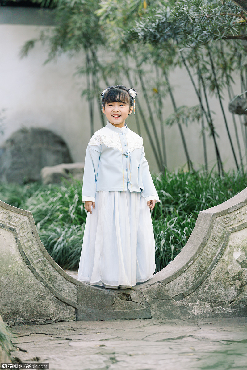 汉服唐装可爱童真小女孩公园游玩