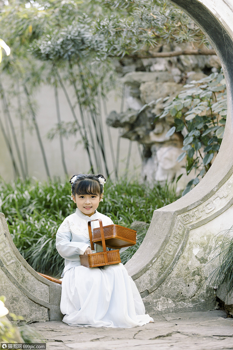 中国风儿童汉服小女孩提篮子