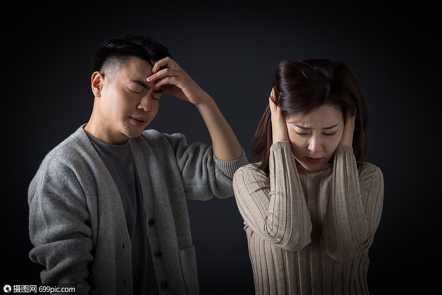 照片 人物情感 女性捂耳朵男性无奈.jpg