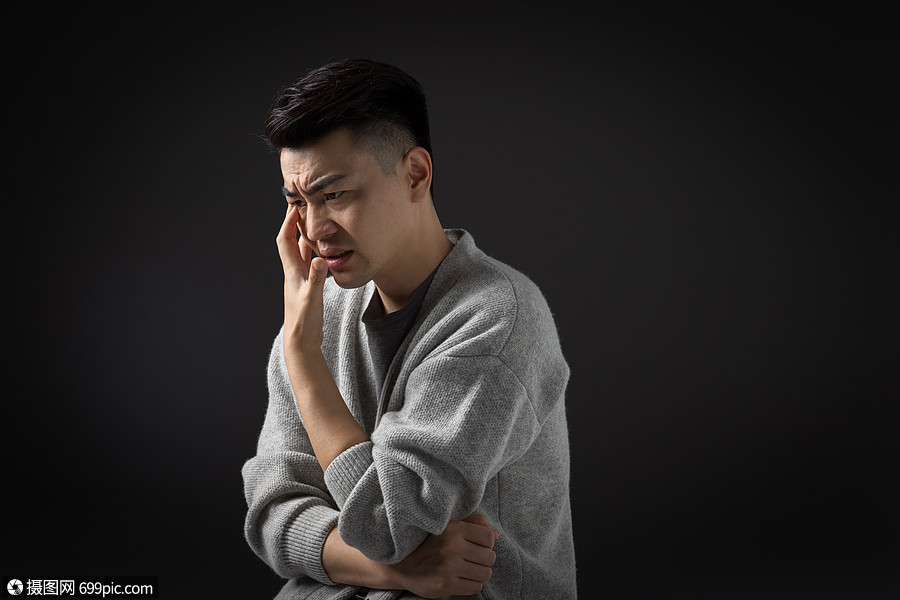 陷入思考的中年男性难过焦虑