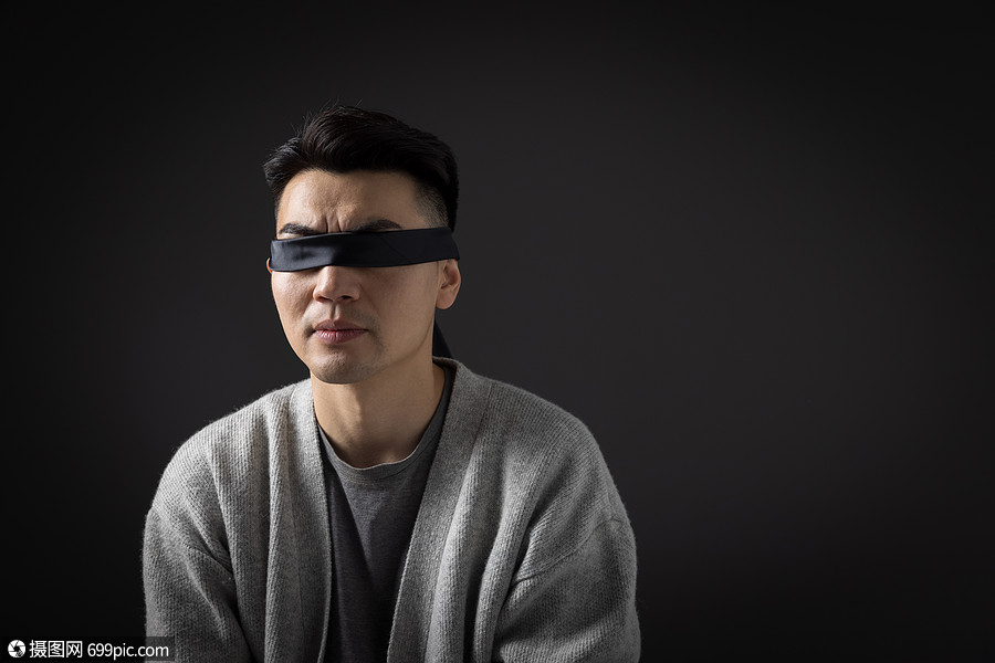 眼睛被遮住的男性