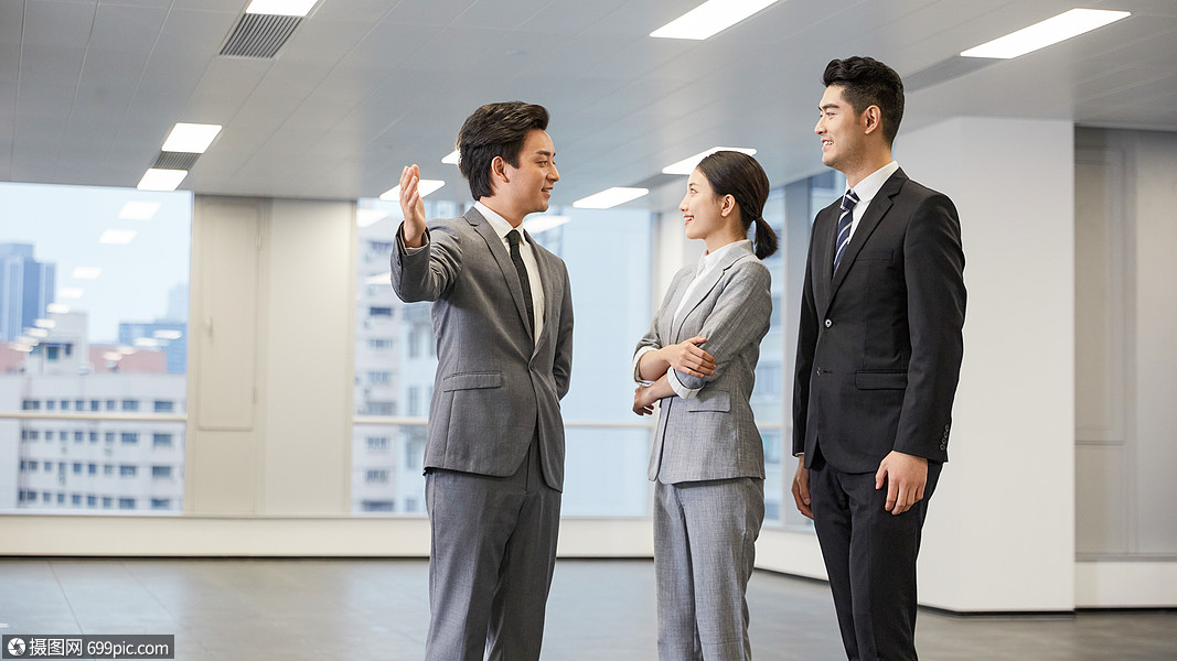 房产销售为客户介绍房产