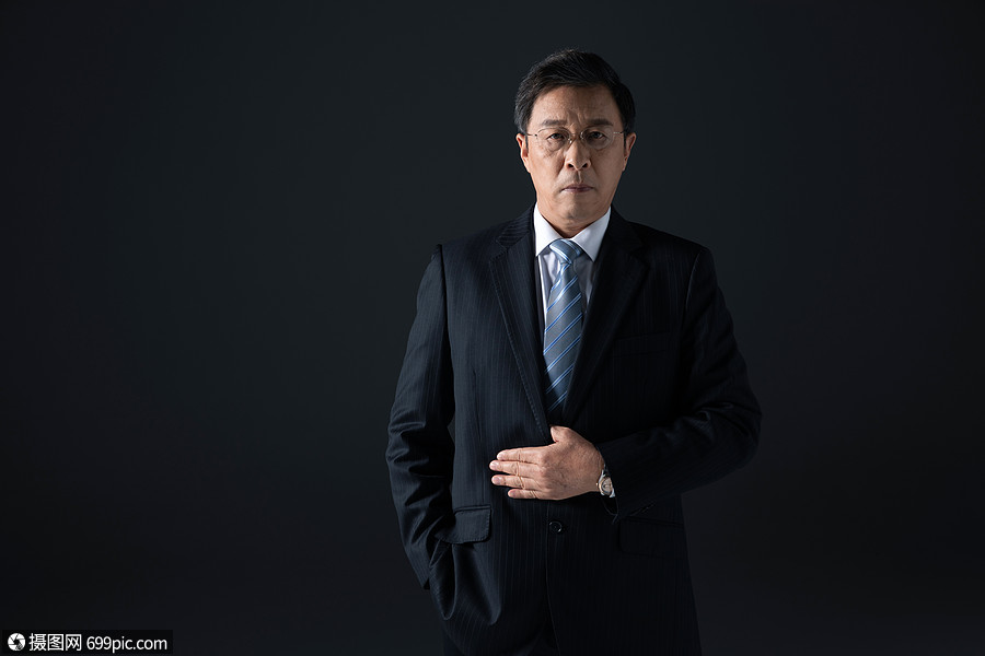 严肃的中年商务男性形象单手插兜黑色背景商业人士