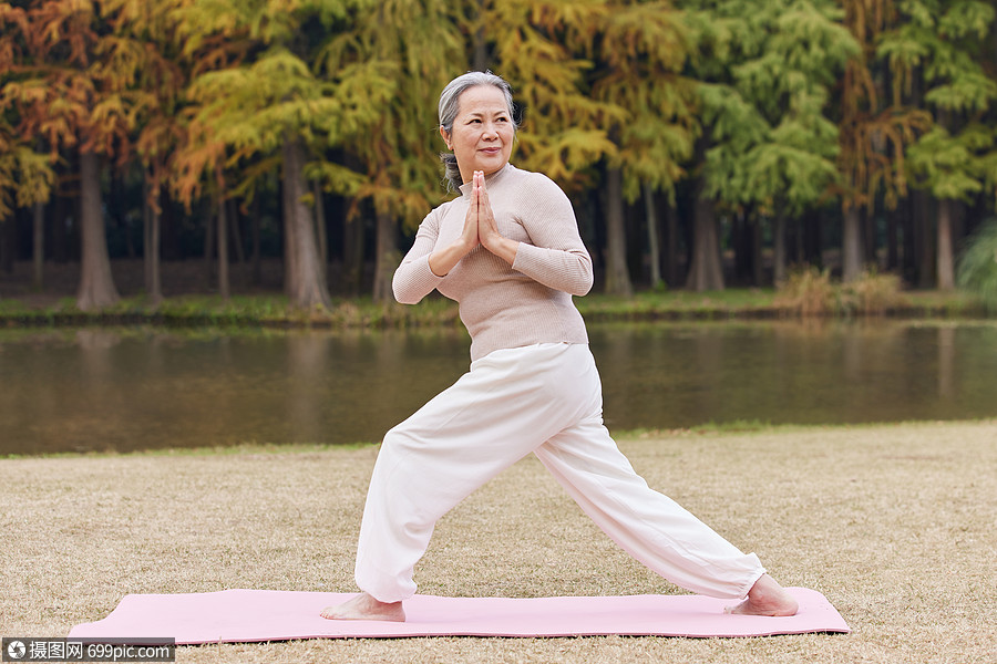 老奶奶晚年生活公园里做瑜伽