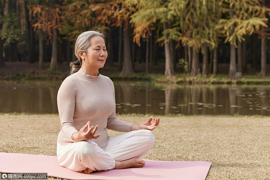 秋季老奶奶晚年生活公园里做瑜伽户外黄种人