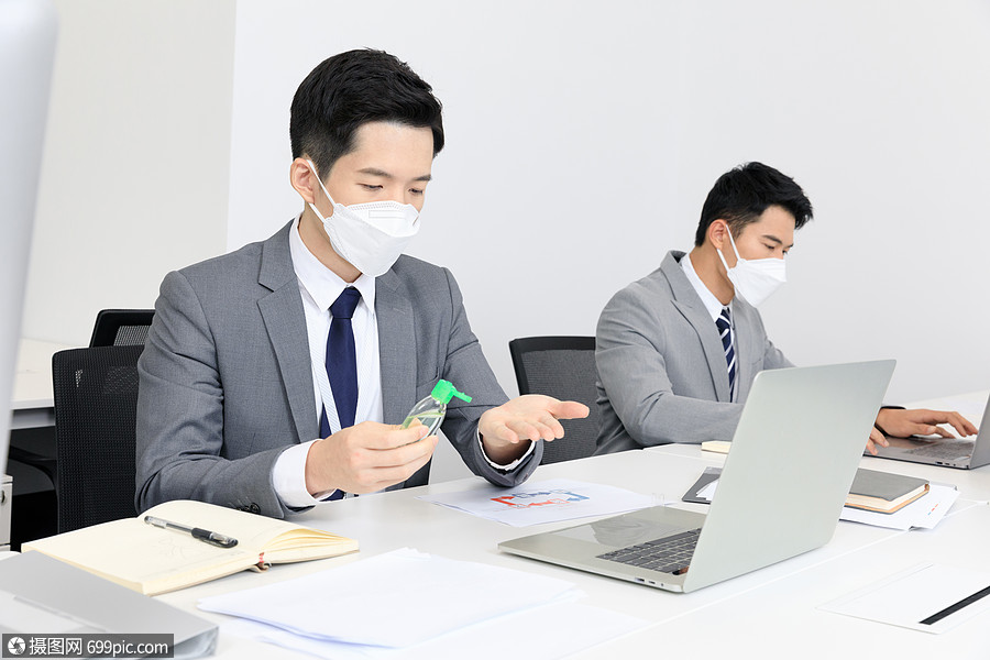 商务人士上班工位消毒白领戴口罩