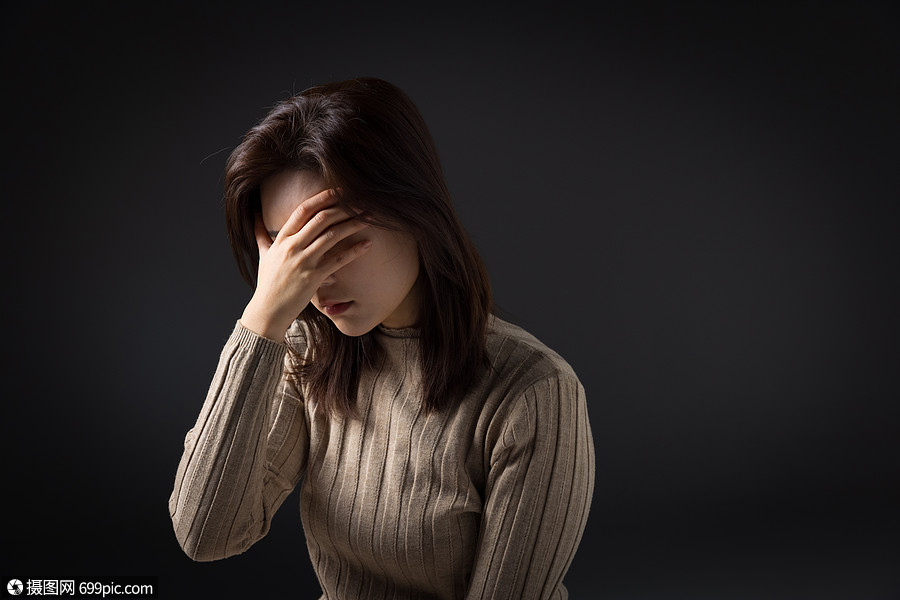 在黑暗中抑郁的人难过的女性模特忧郁症