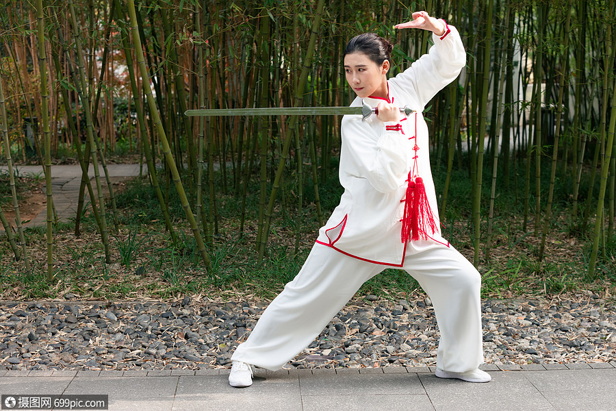 舞剑的人耍剑的女性