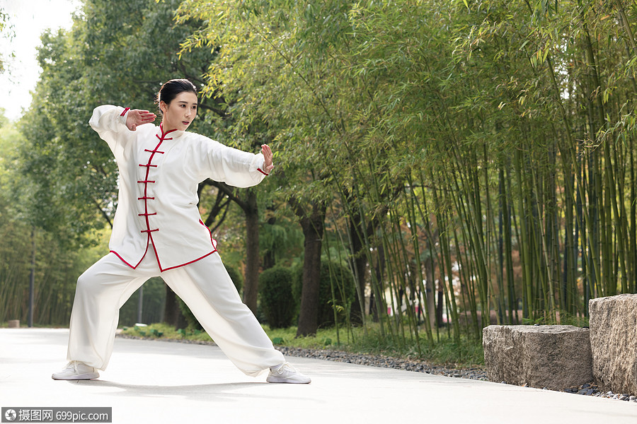 女性在公園裡練太極拳