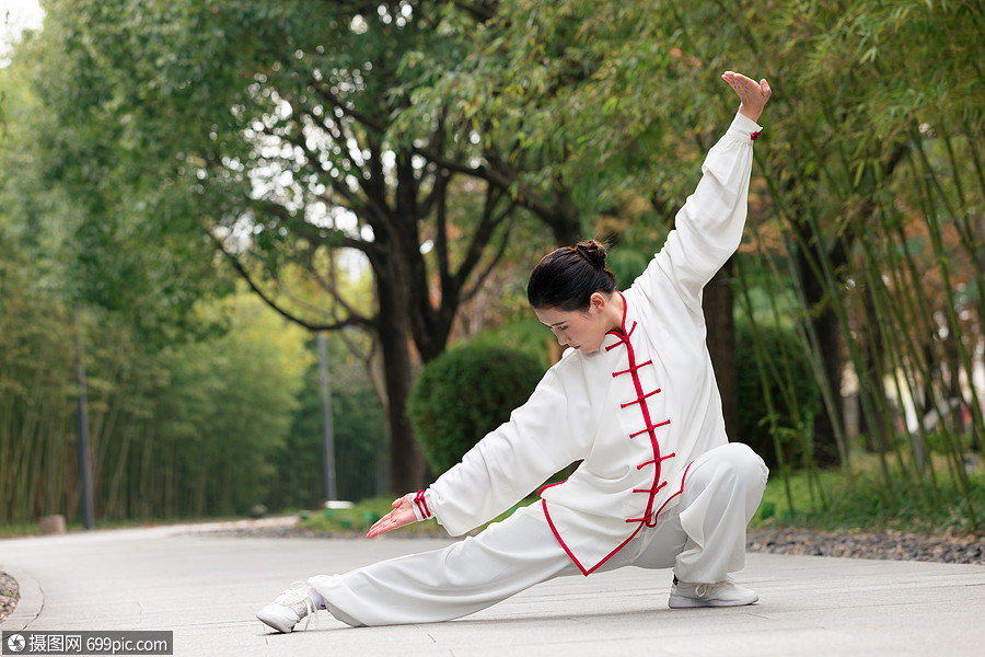 女性在公園裡練太極拳