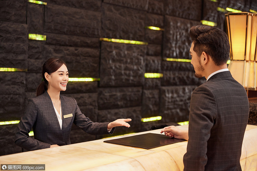 酒店前台服务人员为顾客办理入住商务旅行酒店入住