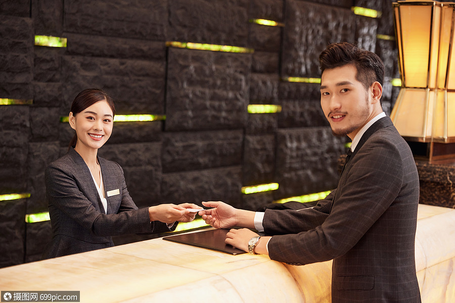 照片 职业形象 酒店前台服务人员为顾客办理入住.jpg